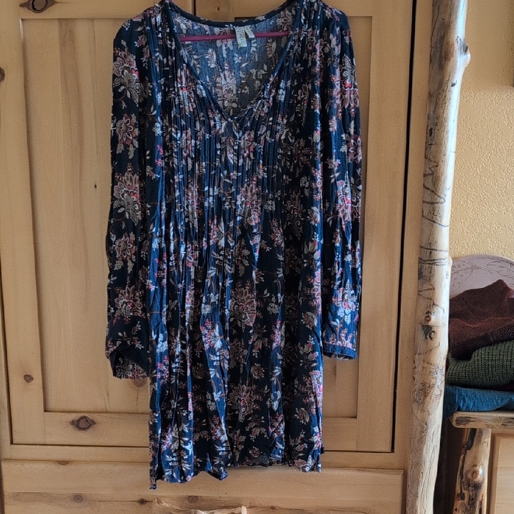 sahalie Navy Floral Pintuck V-Neck Tunic